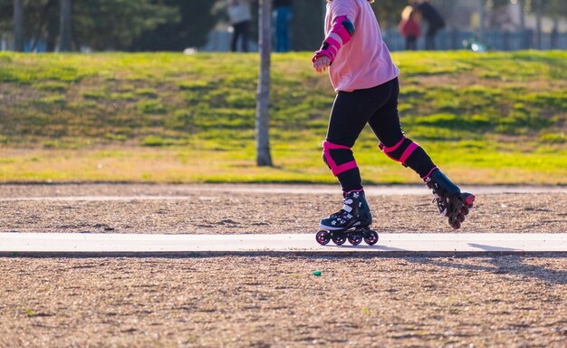 Jeune femme faisant du patin à roues alignées dans un environnement urbain vide Espace de copie