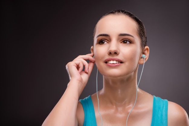 Jeune femme faisant du sport dans le concept de sport