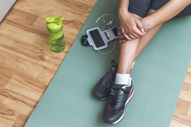 Jeune femme faisant du sport à la maison