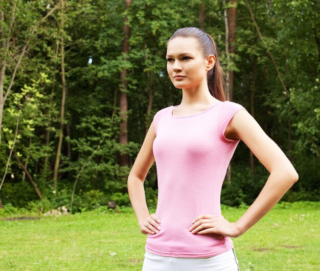 Jeune femme faisant du sport en plein air. Concept de sport et de style de vie.