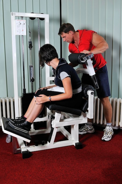 Jeune femme faisant du sport de remise en forme dans la salle de gym