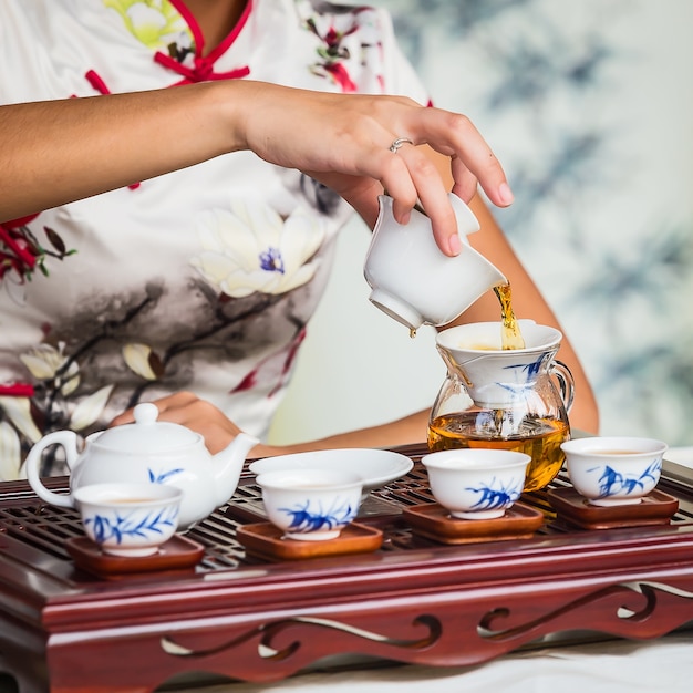 Jeune femme faisant du thé chinois traditionnel.