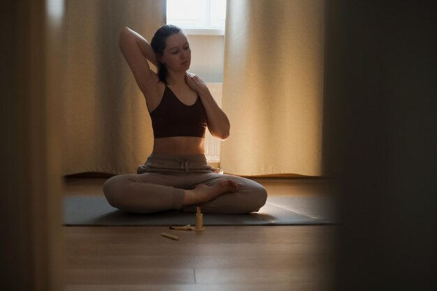 Jeune femme faisant du yoga et pratiquant la méditation à la maison concept de méditation et de santé mentale