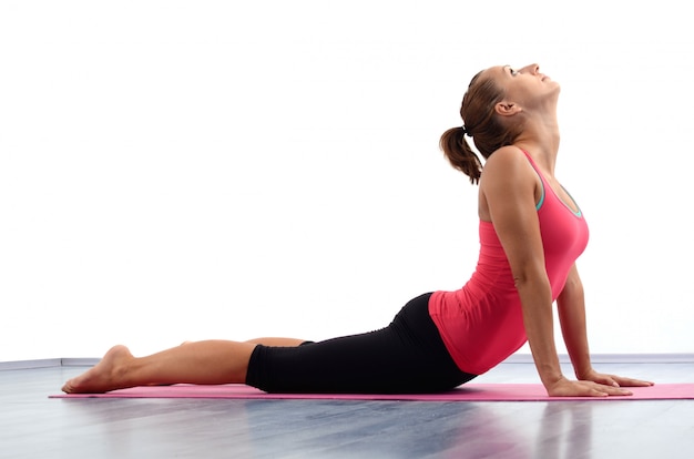 Jeune femme faisant du yoga