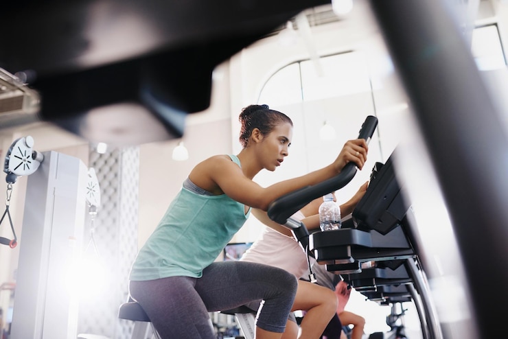 Photo une jeune femme faisant de l'exercice au gymnase.