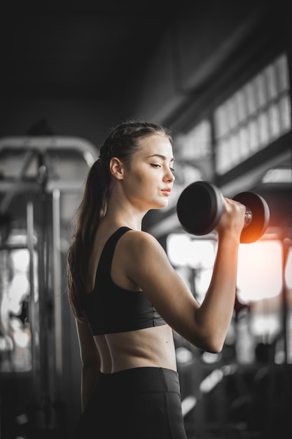 Une jeune femme faisant de l'exercice au gymnase.