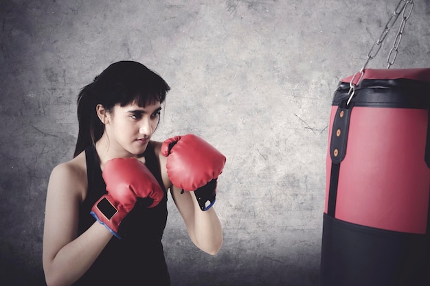 Photo jeune femme faisant de l'exercice avec la boxe