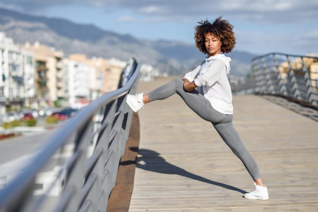 Une jeune femme faisant de l'exercice dans la rue.