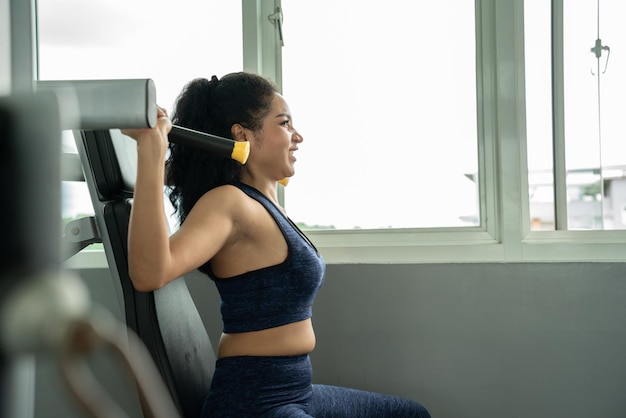 Jeune femme faisant de l'exercice dans la salle de sport Mode de vie sain