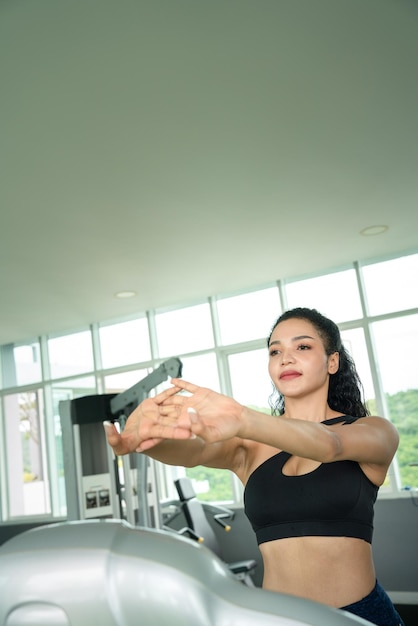 Jeune femme faisant de l'exercice dans la salle de sport Mode de vie sain