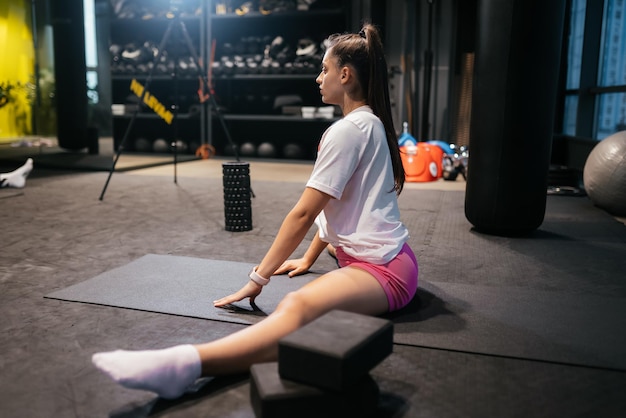 Jeune femme faisant de l'exercice de yoga ou de pilates