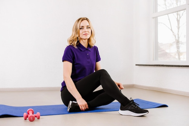 Jeune femme faisant des exercices au gymnase