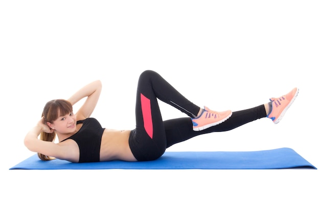 jeune femme faisant des exercices pour les muscles abdominaux isolé sur fond blanc
