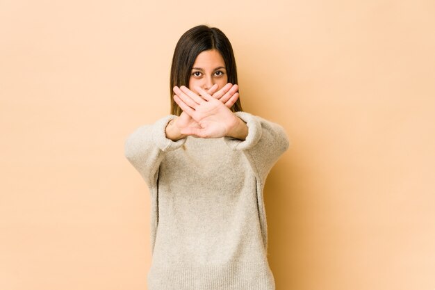 Jeune femme faisant un geste de déni