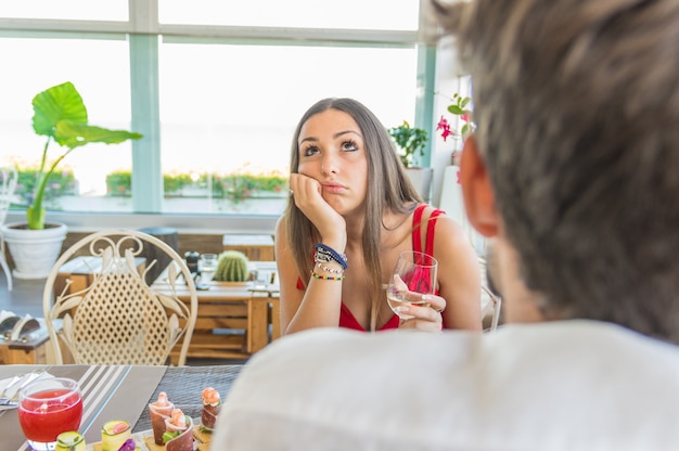 Jeune Femme Faisant Un Geste D'expression Exaspéré Sur Une Mauvaise Date Au Restaurant