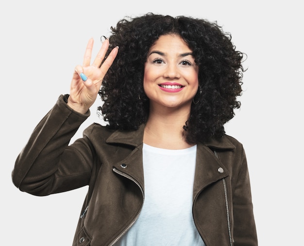 Jeune femme faisant le geste numéro trois