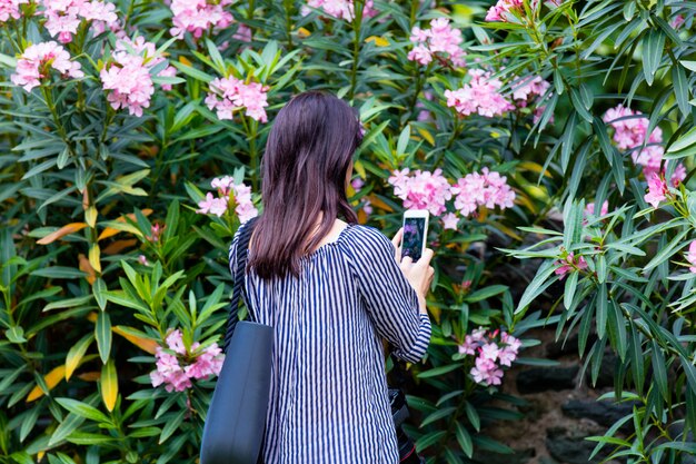 Jeune femme faisant l&#39;image de fleurs