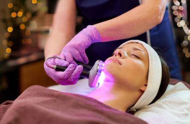 jeune femme faisant une microdermabrasion au spa