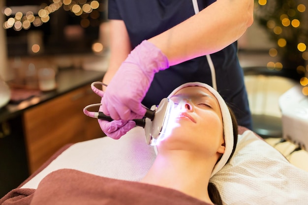 jeune femme faisant une microdermabrasion au spa