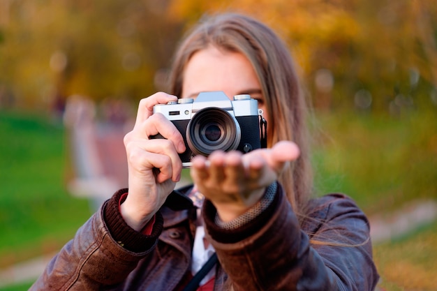 Jeune femme faisant une photo de soleil couchant sur la pulm.