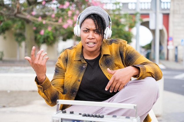 Jeune femme faisant des rimes et rappant à l'extérieur pour son prochain disque Concept Music urbanstyle freestyle