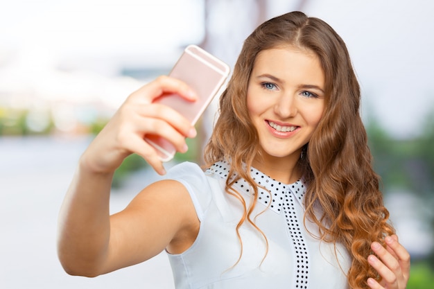 Jeune femme faisant un selfie