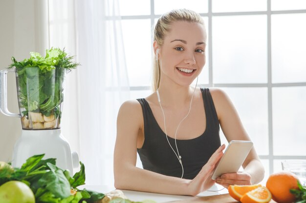 Jeune femme faisant un smoothie de désintoxication à la maison