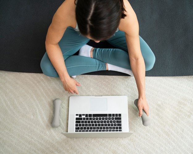 Photo jeune femme faisant son entraînement sur un tapis de fitness