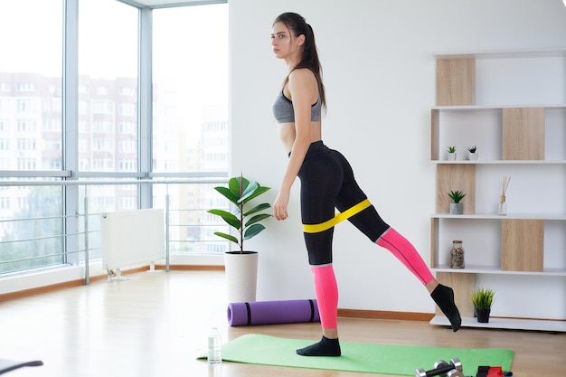 Jeune femme faisant son entraînement de yoga à la maison