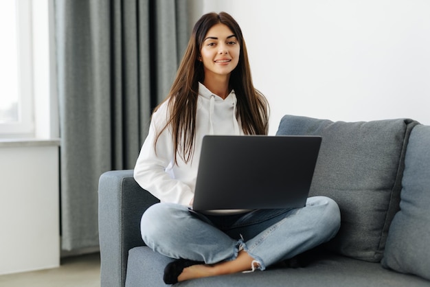 Jeune femme faisant des travaux de recherche pour son entreprise