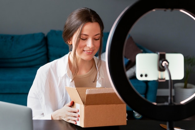 Jeune femme faisant un vlog de déballage