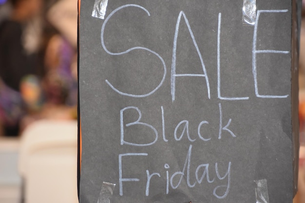 Une jeune femme fait des achats en ligne le Black Friday