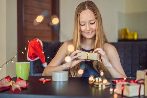 Jeune femme fait un cadeau