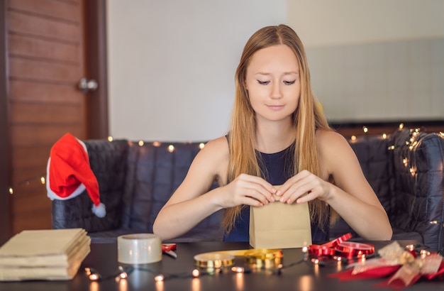 Jeune femme fait des cadeaux