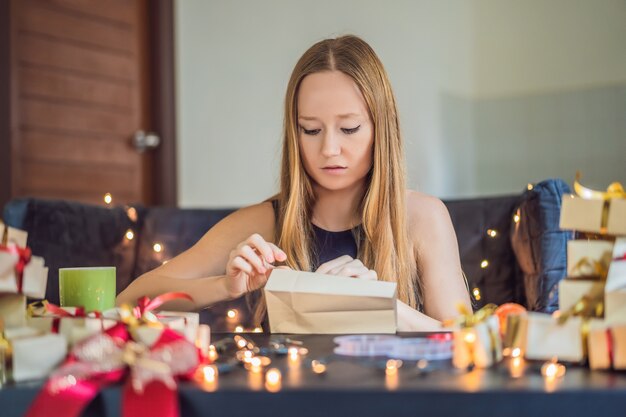 Jeune femme fait des cadeaux