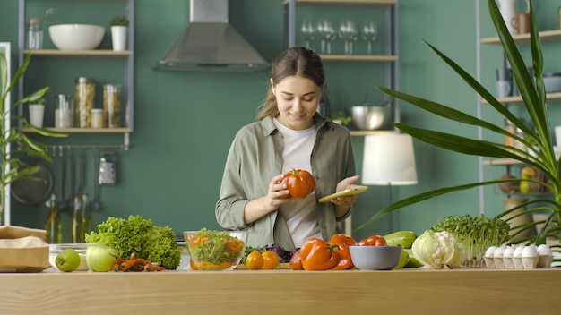 La jeune femme fait un plan de régime de la nutrition correcte compte des calories nourriture organique