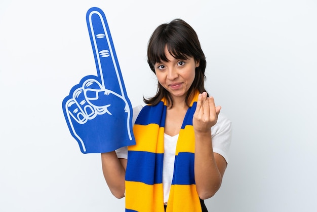 Jeune femme de fan de sport de race mixte isolée sur fond blanc invitant à venir avec la main. Heureux que tu sois venu