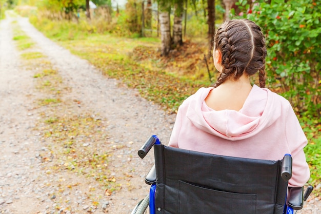 Jeune femme en fauteuil roulant dans la nature