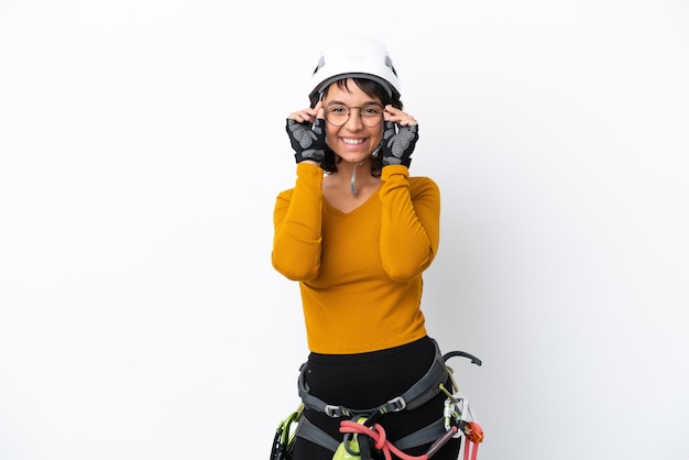 Jeune femme femme d'alpiniste isolé sur fond blanc avec des lunettes et surpris