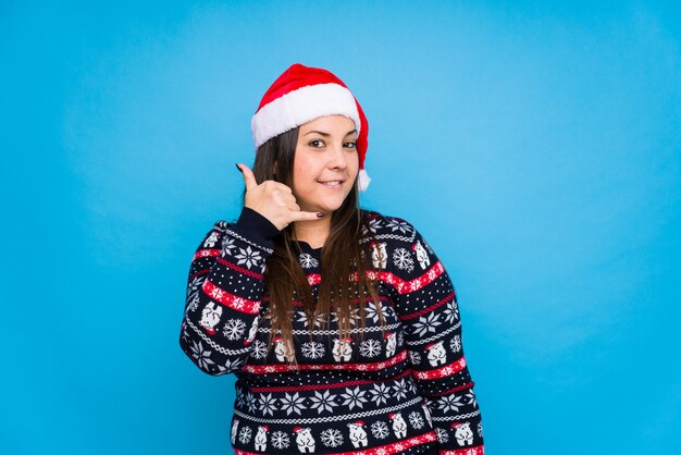 Jeune femme fête le jour de Noël