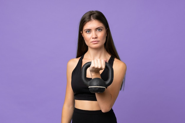 Jeune, femme fille, sur, fond, faire, haltérophilie, à, kettlebell, et, regarder, devant