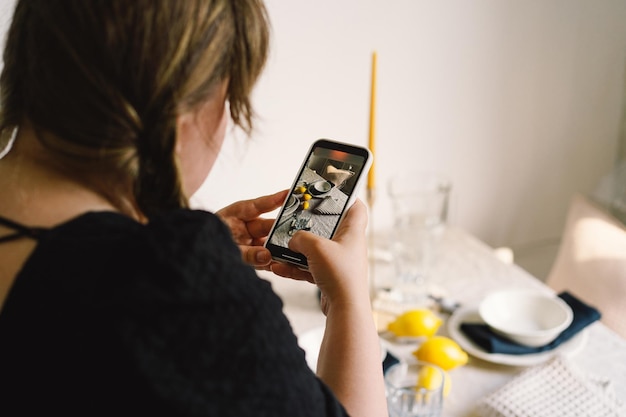 Une jeune femme filme des produits de cuisine pour sa boutique en ligne sur la caméra de son téléphone Tenir un blog vidéo Un vlogger diffuse en ligne à l'aide d'un téléphone Réseaux sociauxrester à la maison et mettre en quarantaine