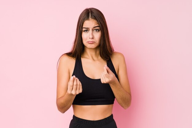 Jeune femme fitness caucasien, faire du sport isolé montrant qu'elle n'a pas d'argent.