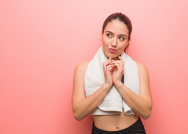 Jeune femme fitness élaborant un plan