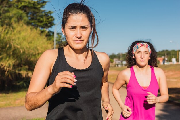 Jeune femme fitness formation pour marathon