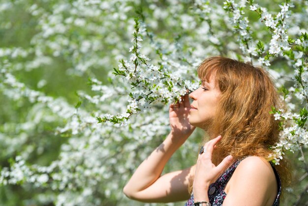 Photo jeune femme et fleur de cerisier