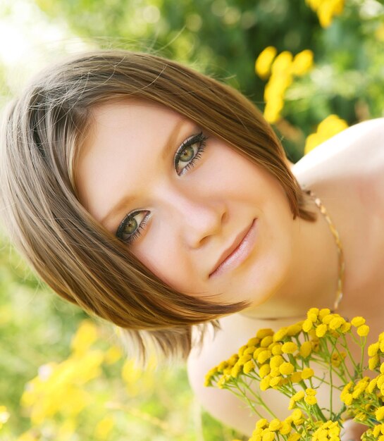 Jeune femme et fleurs sauvages