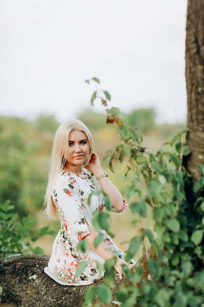 Photo jeune, femme, floral, robe, séance, arbre