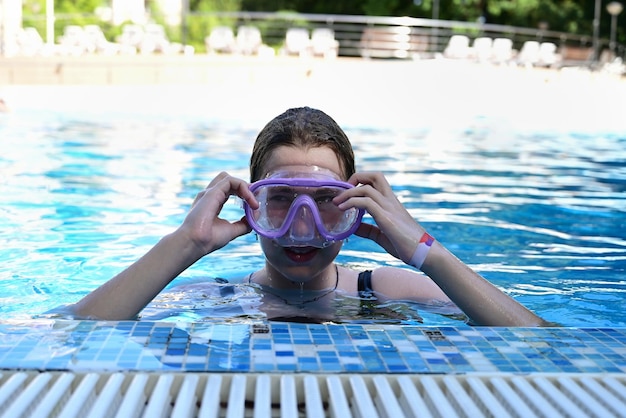 Une jeune femme flottant sur l'eau dans une piscine.