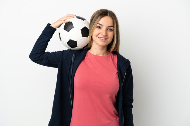 Jeune femme sur fond blanc isolé avec ballon de football